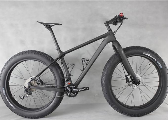 A bicicleta feito-à-medida da fibra preta do carbono molda o roteamento de cabo interno 26 polegadas